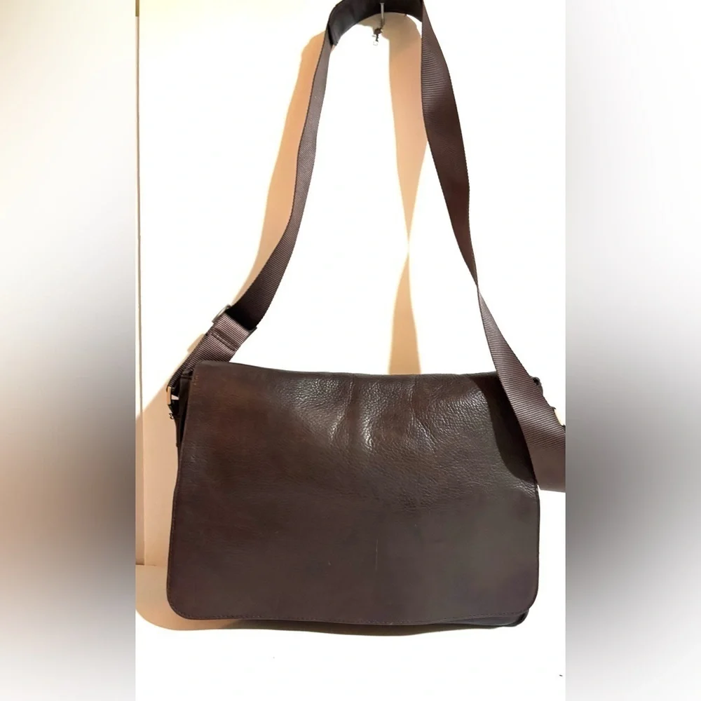 Kenneth Cole unisex Dark Brown distressed Leather Messenger work    Travel  Bag
